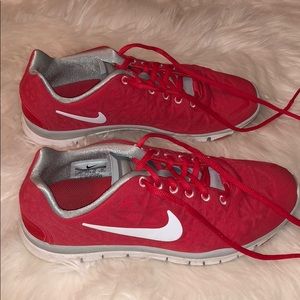 red nike women’s tennis shoes size 8